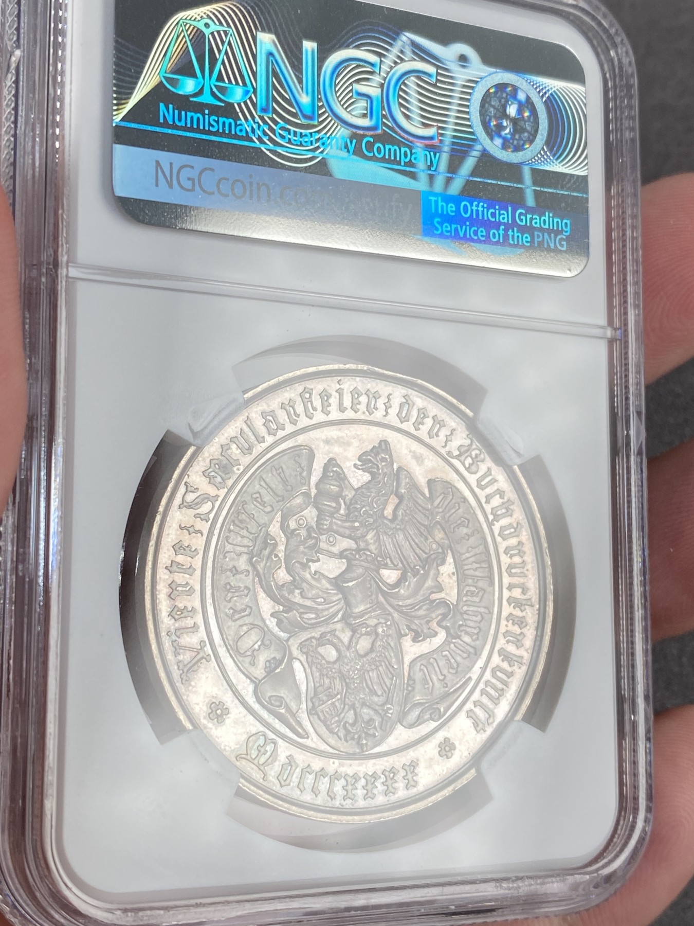 万国钱币拍卖第016期（奢华币章最终章） NGC MS64 1840年德国约翰内斯·古腾堡发明印刷机400周年纪念大银章 哥特体雕字与高浮雕家族盾徽非常帅气 首见品种仅见一枚 不要错过 38MM