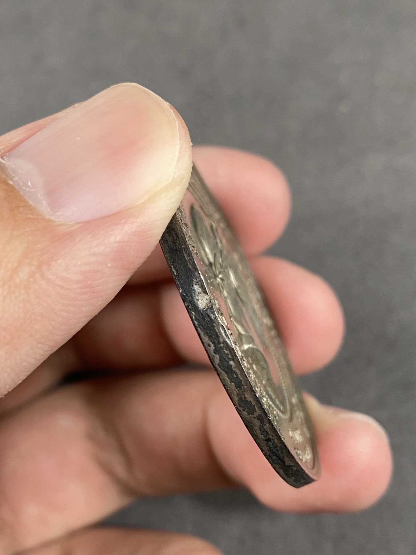 万国钱币拍卖第016期（奢华币章最终章） 1871年德国威廉一世占领巴黎在凡尔赛宫镜厅加冕为德意志人民的皇帝纪念大银章 左右两边被征服城市的名称 首见罕见品种 暂未见到第二个 边缘有磕碰 45MM 29G