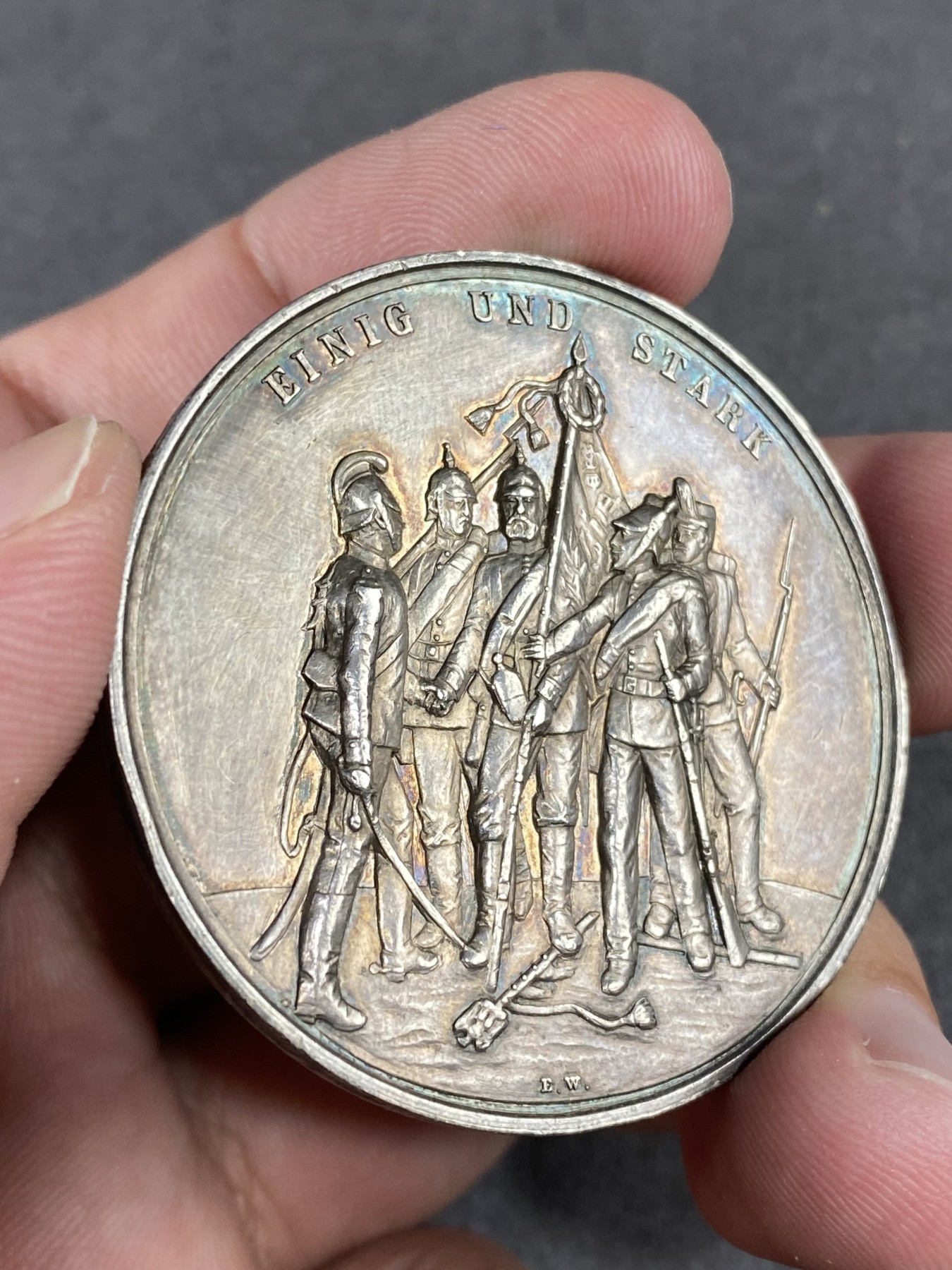 万国钱币拍卖第016期（奢华币章最终章） 1871年德国威廉一世占领巴黎在凡尔赛宫镜厅加冕为德意志人民的皇帝纪念大银章 左右两边被征服城市的名称 首见罕见品种 暂未见到第二个 边缘有磕碰 45MM 29G