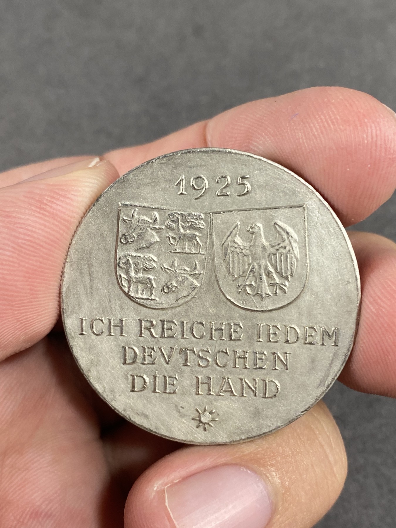 万国钱币拍卖第016期（奢华币章最终章） 1925年德国兴登堡当选魏玛共和国总统纪念银章 背为兴登堡家族盾徽与梅克伦堡盾徽 950银 35MM 17.4G 少见