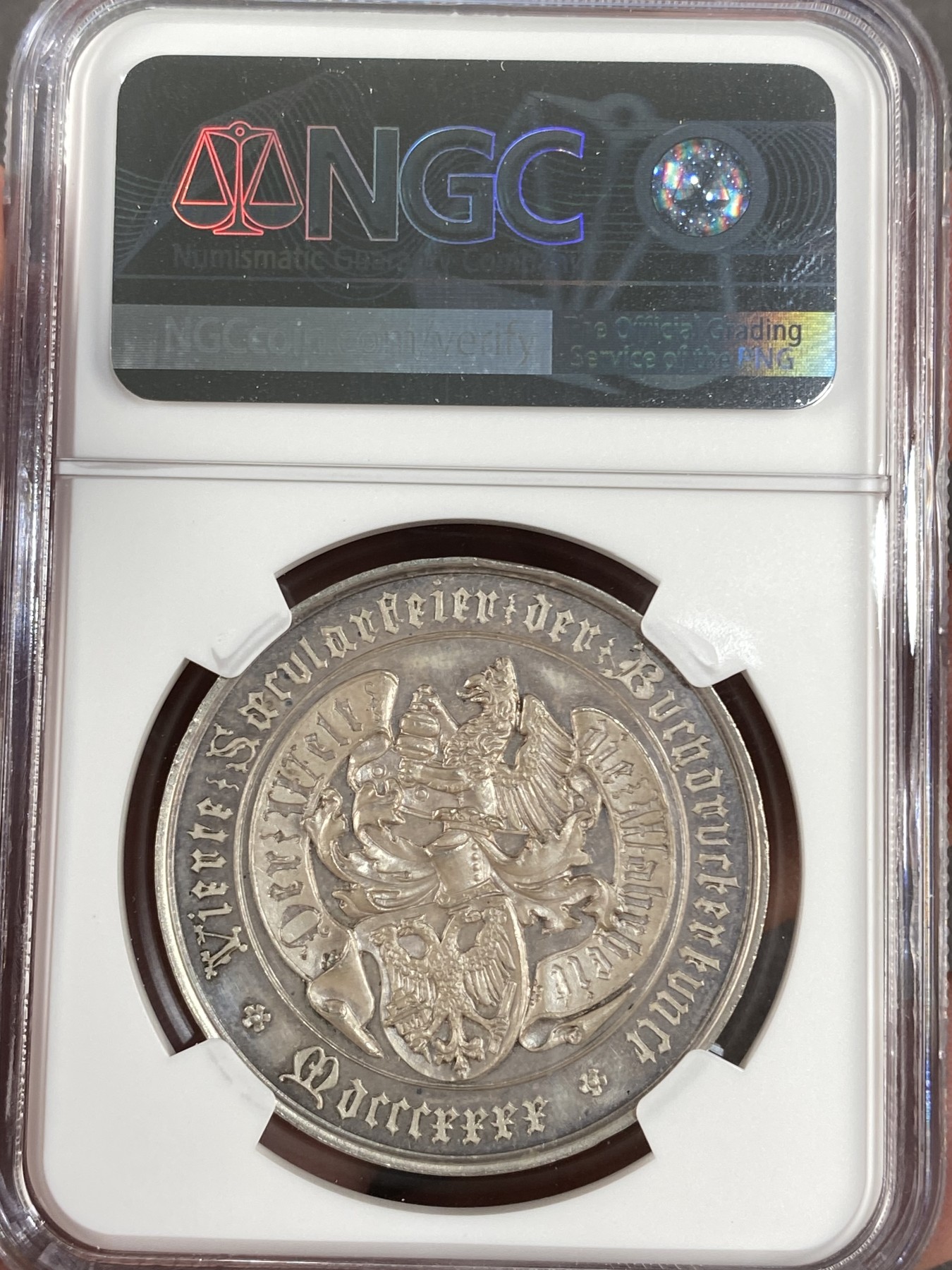 万国钱币拍卖第016期（奢华币章最终章） NGC MS64 1840年德国约翰内斯·古腾堡发明印刷机400周年纪念大银章 哥特体雕字与高浮雕家族盾徽非常帅气 首见品种仅见一枚 不要错过 38MM