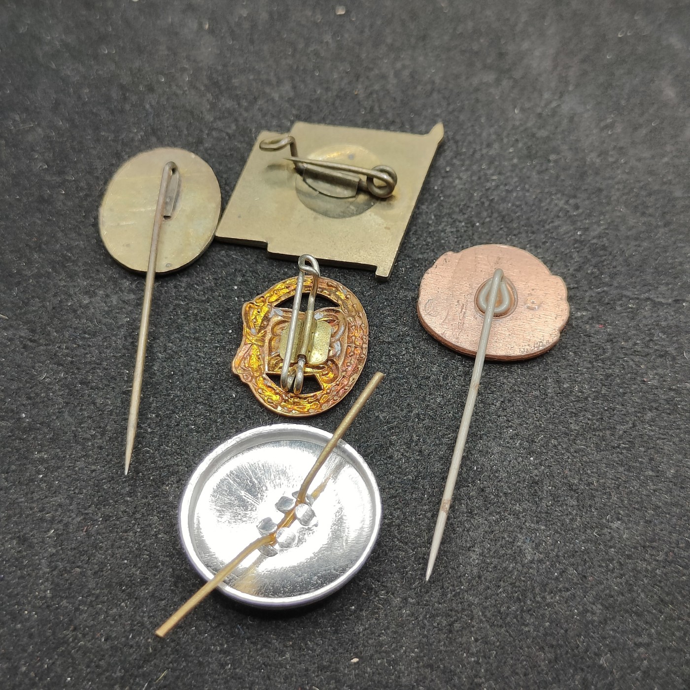 全场0元起拍 第89期 咸鱼国勋章拍卖专场 9月10日（周日）下午6：00开始 东德徽章一组