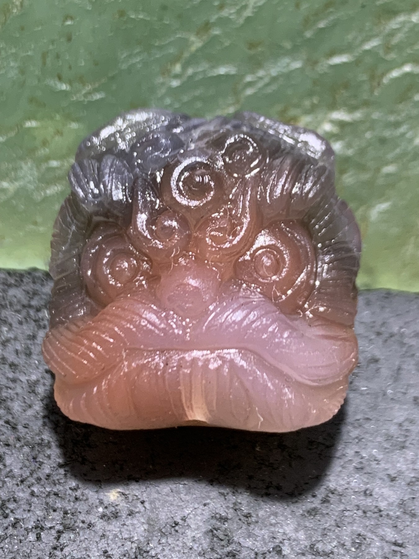 精美亚光非红玛瑙手工雕刻醒狮珠子（吊坠）一个，