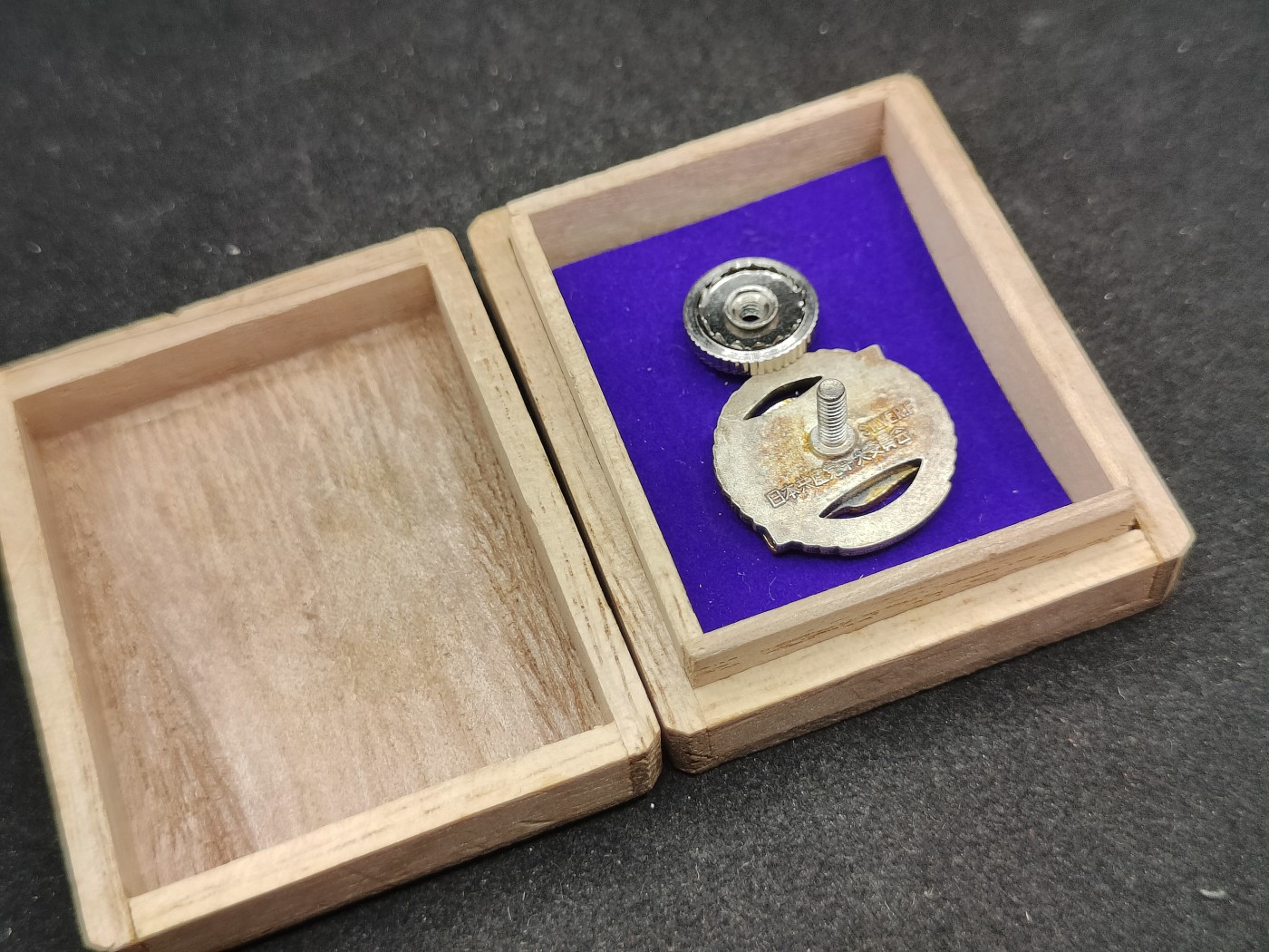 全场0元起拍 第89期 咸鱼国勋章拍卖专场 9月10日（周日）下午6：00开始 日本共产党 永年党员章 带盒 镀银珐琅