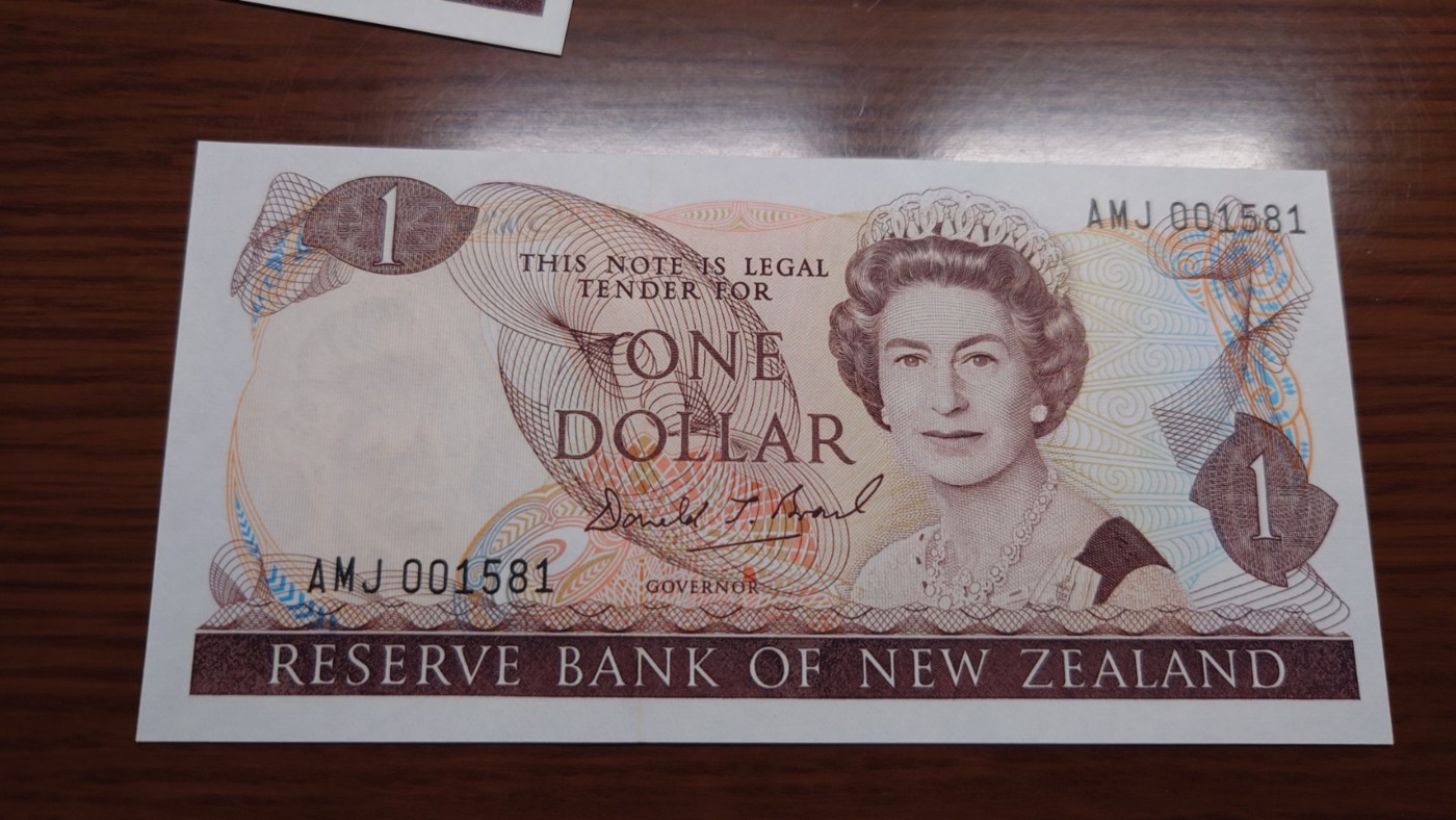 澳大利亚纸币1-2-5-10-20小套尾1同团购 绝品刀拆 免佣金（1-2-5-10也有零售另询）） 1981-92年新西兰1元 全新绝品千位号1581