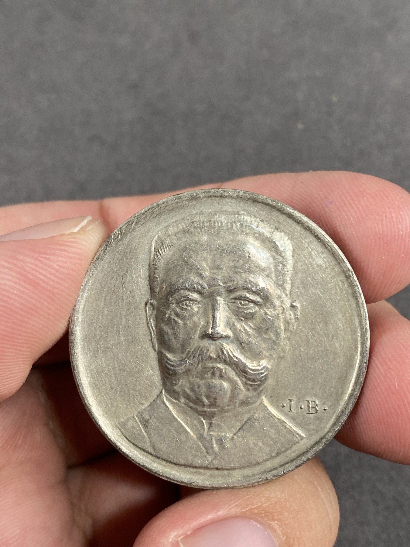 万国钱币拍卖第016期（奢华币章最终章） 1925年德国兴登堡当选魏玛共和国总统纪念银章 背为兴登堡家族盾徽与梅克伦堡盾徽 950银 35MM 17.4G 少见