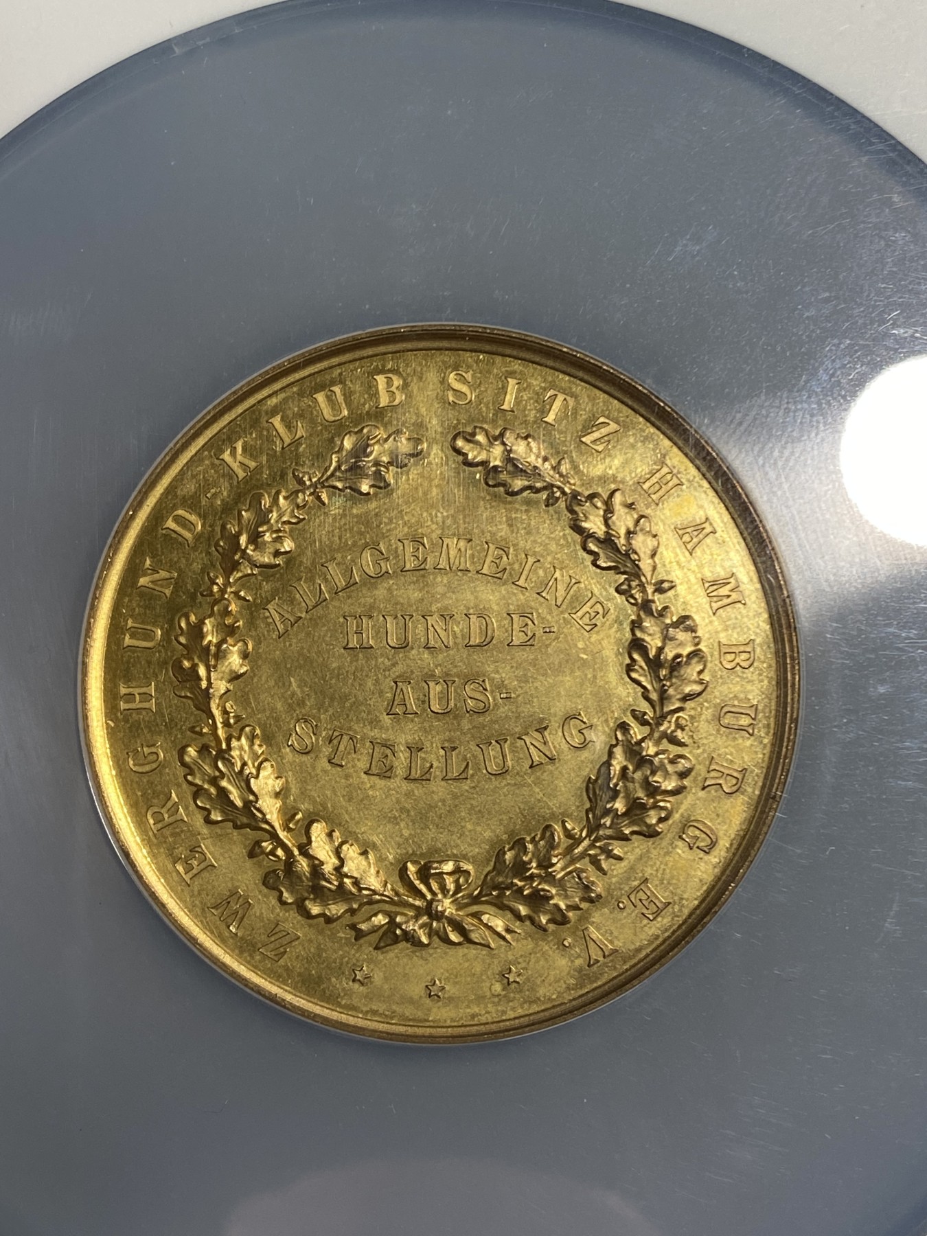 万国钱币拍卖第016期（奢华币章最终章） NGC MS62 1908年德国汉堡市政厅景观镀金纪念大铜章 50MM 金碧辉煌