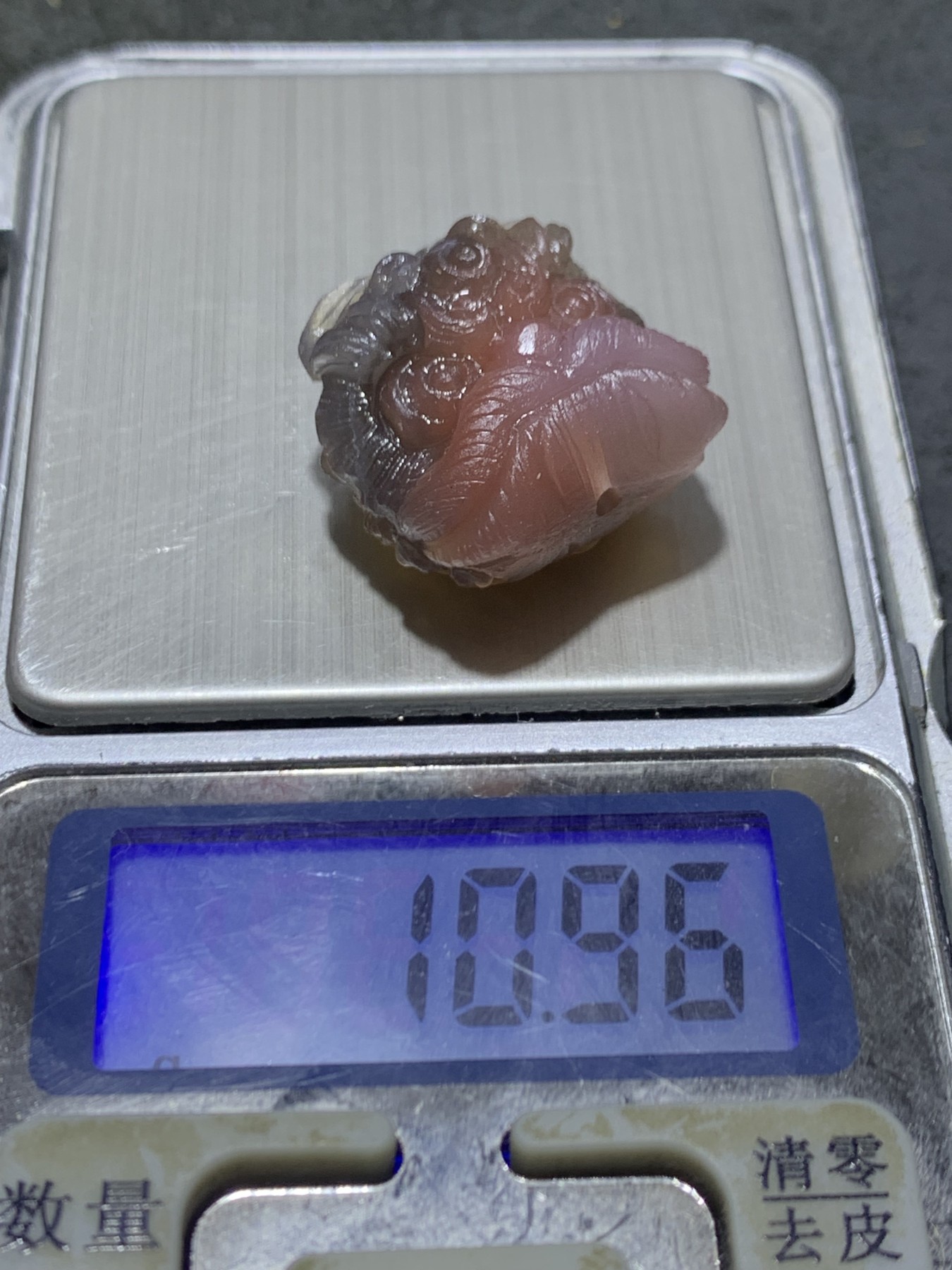 精美亚光非红玛瑙手工雕刻醒狮珠子（吊坠）一个，