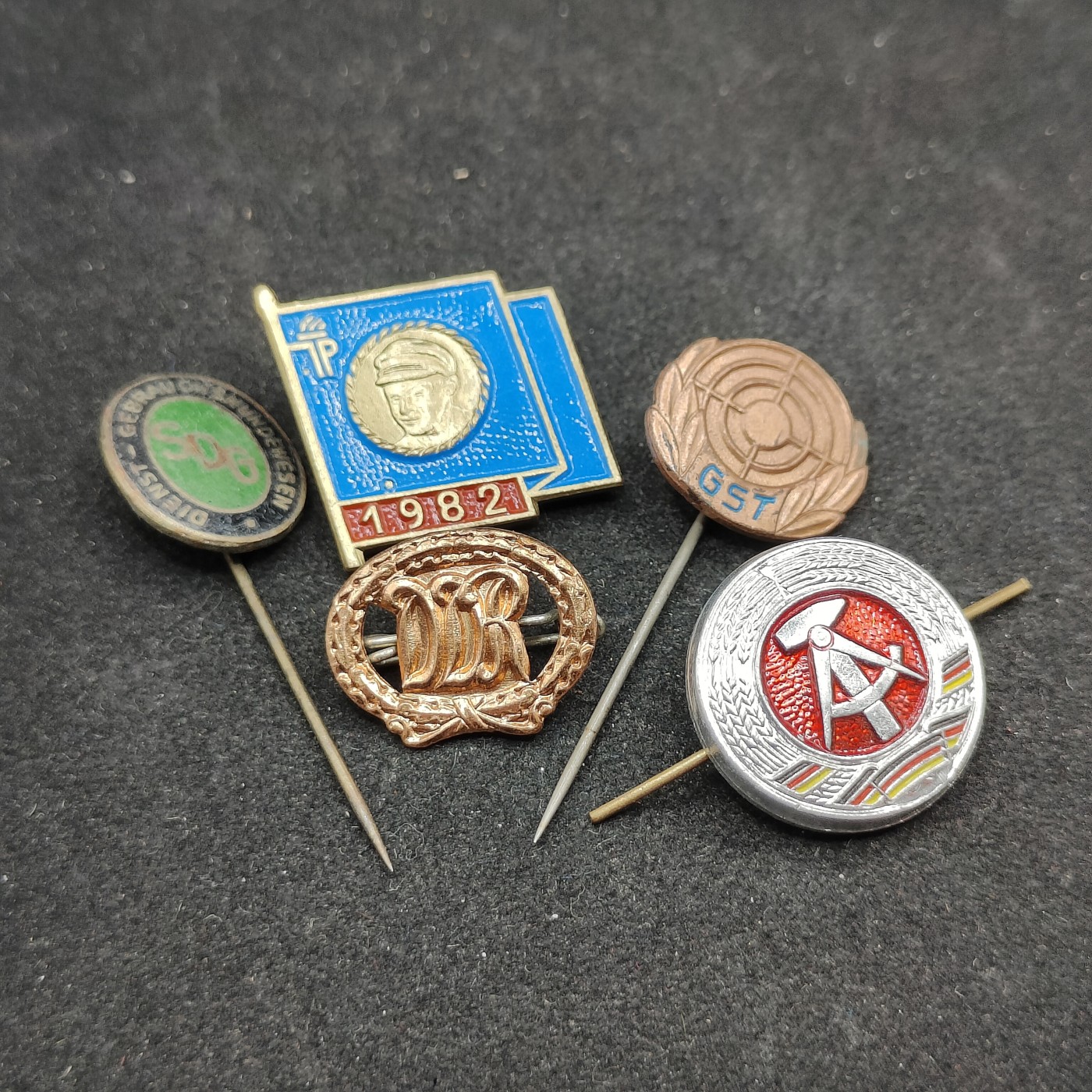 全场0元起拍 第89期 咸鱼国勋章拍卖专场 9月10日（周日）下午6：00开始 东德徽章一组