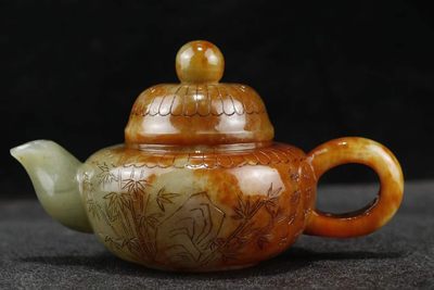 和田玉竹子刻字玉壶尺寸:壶高10cm宽17cm碗高2.5cm宽4cm重540g 和田玉竹子刻字玉壶尺寸:壶高10cm宽17cm碗高2.5cm宽4cm重540g