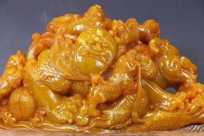 精品田黄石（尚均作）“招财纳福”摆件尺寸：高37cm宽55cm重74.7斤 精品田黄石（尚均作）“招财纳福”摆件尺寸：高37cm宽55cm重74.7斤