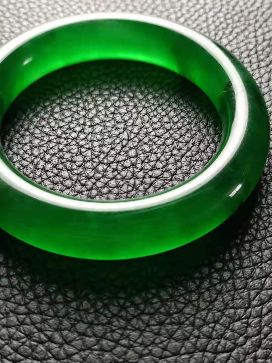 龙石种翡翠手镯尺寸:口径58.3mm条粗14.2mm重105g