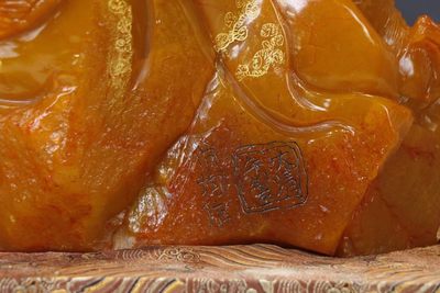 精品田黄石（尚均作）“招财纳福”摆件尺寸：高37cm宽55cm重74.7斤 精品田黄石（尚均作）“招财纳福”摆件尺寸：高37cm宽55cm重74.7斤