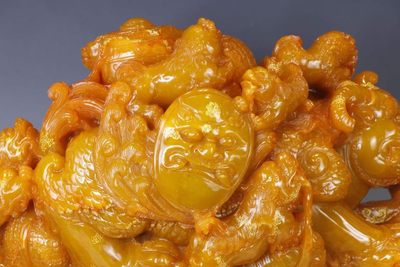 精品田黄石（尚均作）“招财纳福”摆件尺寸：高37cm宽55cm重74.7斤 精品田黄石（尚均作）“招财纳福”摆件尺寸：高37cm宽55cm重74.7斤