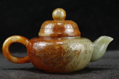 和田玉竹子刻字玉壶尺寸:壶高10cm宽17cm碗高2.5cm宽4cm重540g 和田玉竹子刻字玉壶尺寸:壶高10cm宽17cm碗高2.5cm宽4cm重540g
