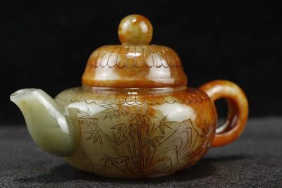 和田玉竹子刻字玉壶尺寸:壶高10cm宽17cm碗高2.5cm宽4cm重540g 和田玉竹子刻字玉壶尺寸:壶高10cm宽17cm碗高2.5cm宽4cm重540g