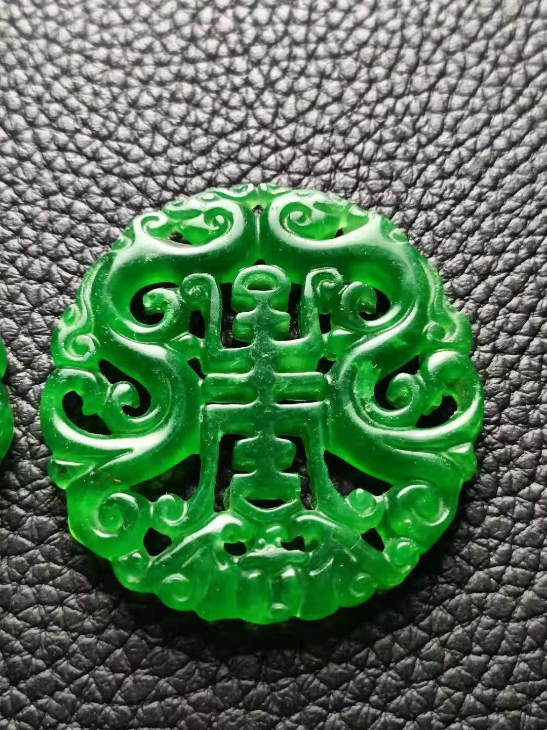 龙石种翡翠镂空“双龙寿”挂牌尺寸:直径5cm单重22g