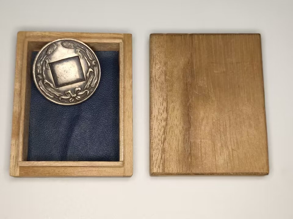 伪满洲国建国二周年纪念章 傀儡皇帝溥仪 在东三省成立的伪政权 纯银章 伪满洲国 胸章 伪满洲国务院官方定制款 伪满洲国建国纪念章 大同二年字样 如图 带盒美品 十分罕见 日军侵略东三省地区历史的博物馆级藏品 满州 伪满勋章 纪念章 伪满洲国建国二周年纪念章 傀儡皇帝溥仪 在东三省成立的伪政权 纯银章 伪满洲国 胸章 伪满洲国务院官方定制款 伪满洲国建国纪念章 大同二年字样 如图 带盒美品 十分罕见 日军侵略东三省地区历史的博物馆级藏品 满州 伪满勋章 纪念章