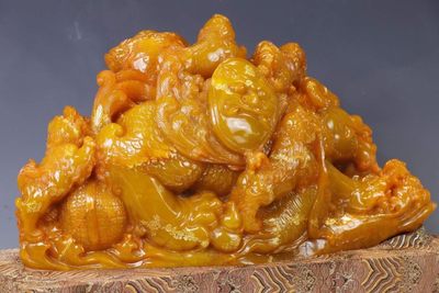 精品田黄石（尚均作）“招财纳福”摆件尺寸：高37cm宽55cm重74.7斤 精品田黄石（尚均作）“招财纳福”摆件尺寸：高37cm宽55cm重74.7斤