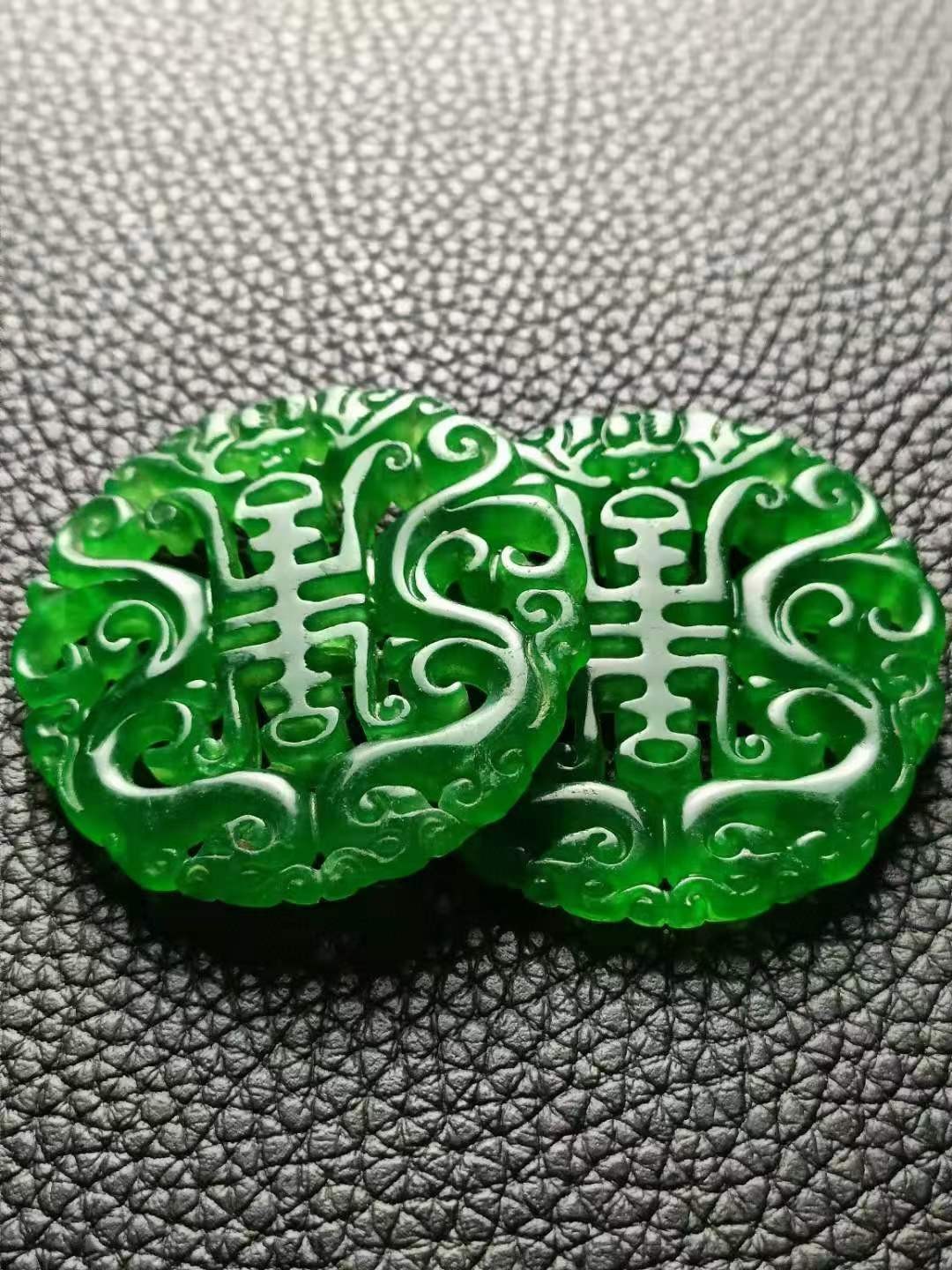 龙石种翡翠镂空“双龙寿”挂牌尺寸:直径5cm单重22g
