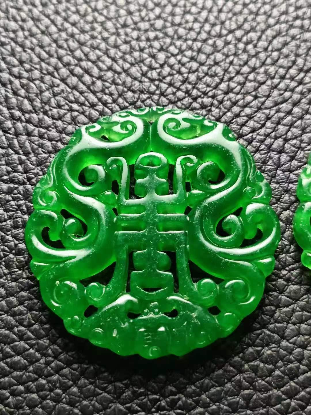 龙石种翡翠镂空“双龙寿”挂牌尺寸:直径5cm单重22g