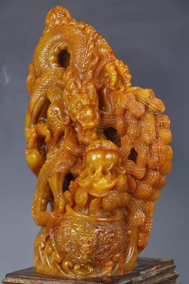 精品田黄石(玉璇作)“龙戏珠招财进宝”摆件尺寸：高44cm宽23cm重16.7斤