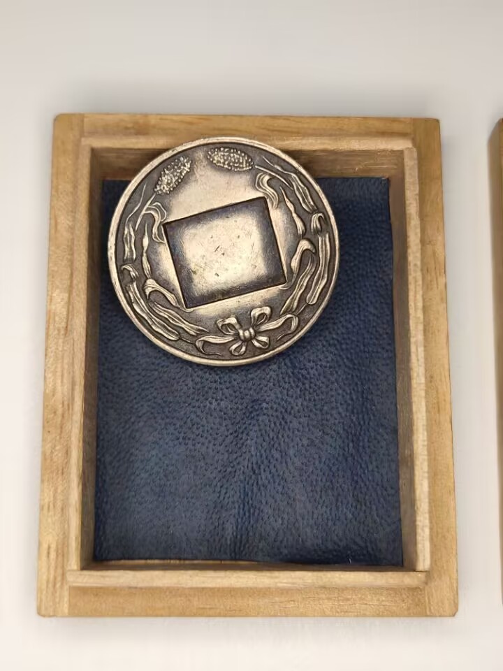 伪满洲国建国二周年纪念章 傀儡皇帝溥仪 在东三省成立的伪政权 纯银章 伪满洲国 胸章 伪满洲国务院官方定制款 伪满洲国建国纪念章 大同二年字样 如图 带盒美品 十分罕见 日军侵略东三省地区历史的博物馆级藏品 满州 伪满勋章 纪念章 伪满洲国建国二周年纪念章 傀儡皇帝溥仪 在东三省成立的伪政权 纯银章 伪满洲国 胸章 伪满洲国务院官方定制款 伪满洲国建国纪念章 大同二年字样 如图 带盒美品 十分罕见 日军侵略东三省地区历史的博物馆级藏品 满州 伪满勋章 纪念章