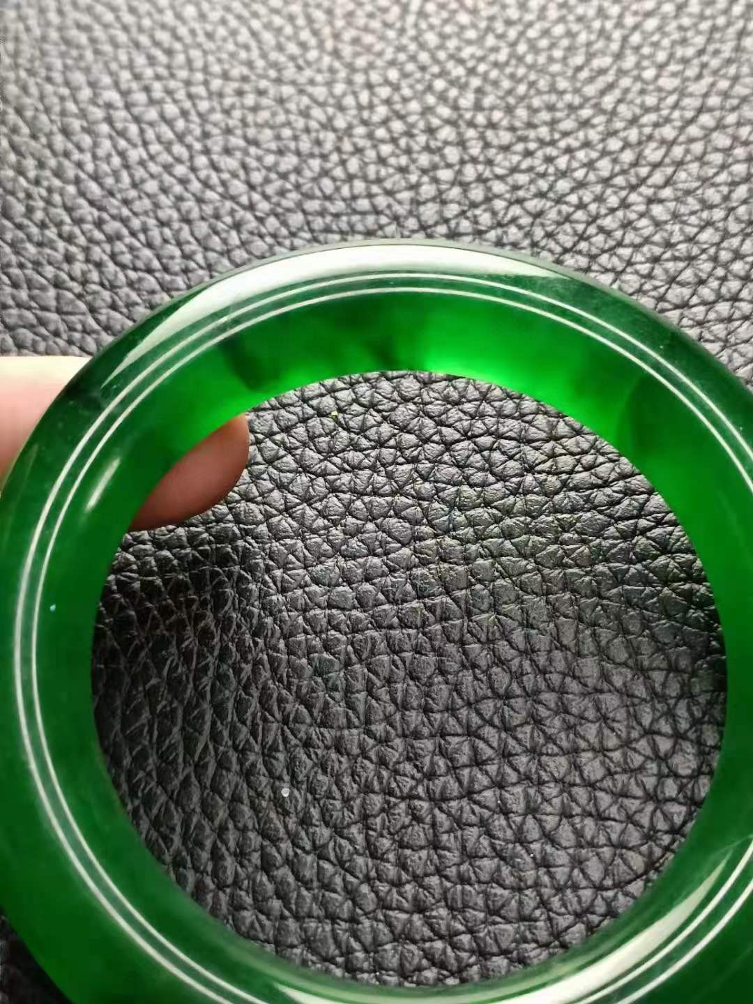 龙石种翡翠手镯尺寸:口径58.3mm条粗14.2mm重105g