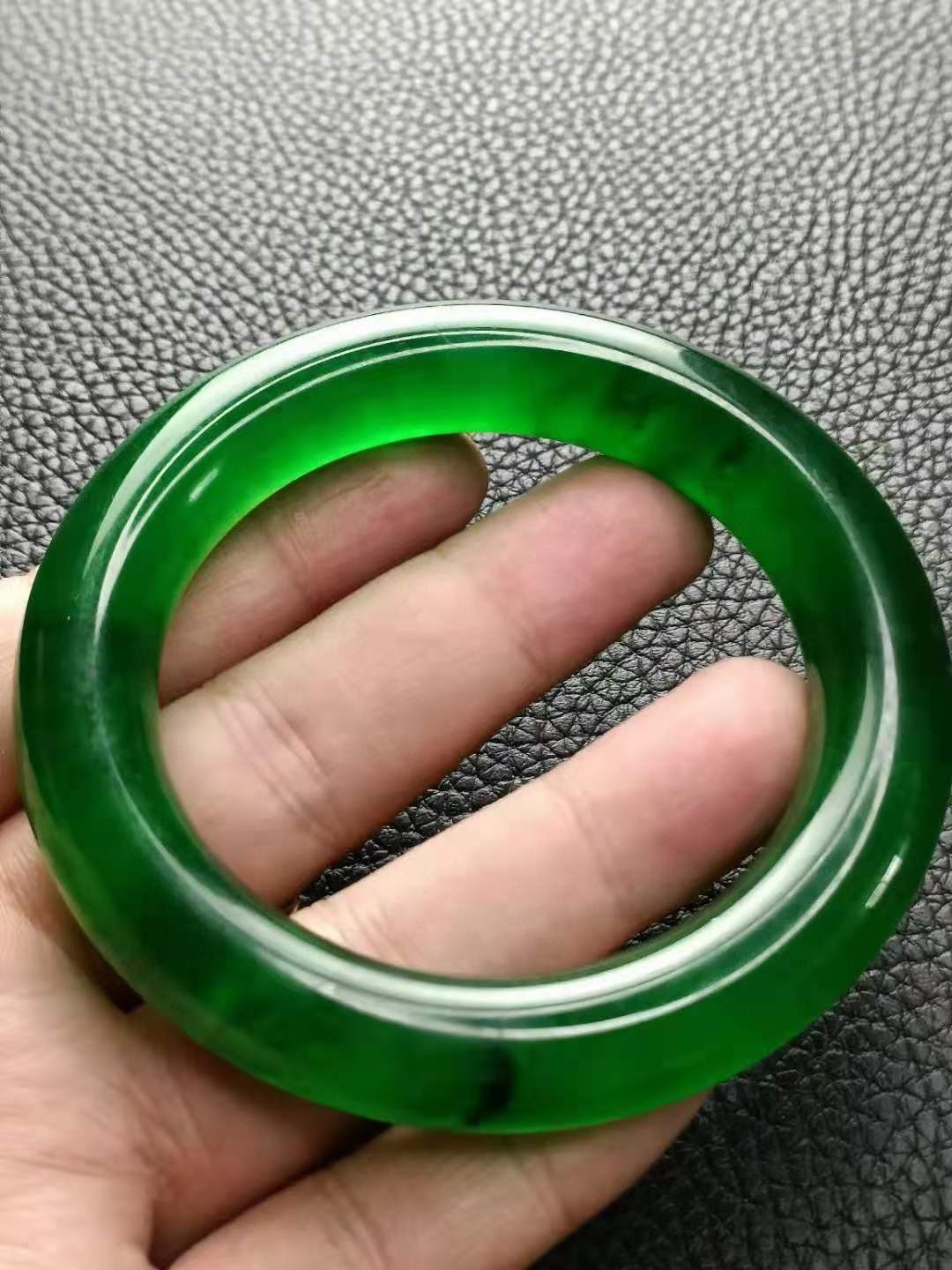 龙石种翡翠手镯尺寸:口径58.3mm条粗14.2mm重105g
