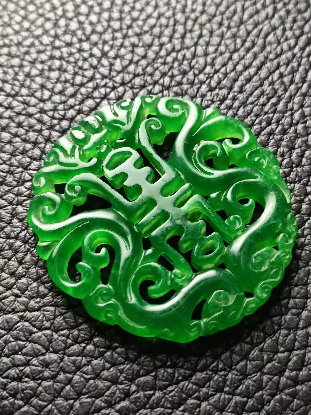 龙石种翡翠镂空“双龙寿”挂牌尺寸:直径5cm单重22g