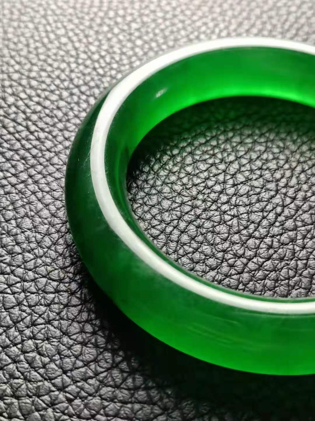 龙石种翡翠手镯尺寸:口径58.3mm条粗14.2mm重105g