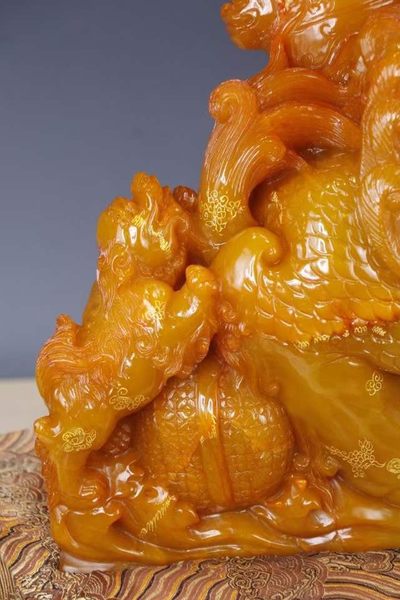 精品田黄石（尚均作）“招财纳福”摆件尺寸：高37cm宽55cm重74.7斤 精品田黄石（尚均作）“招财纳福”摆件尺寸：高37cm宽55cm重74.7斤