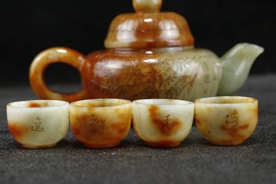 和田玉竹子刻字玉壶尺寸:壶高10cm宽17cm碗高2.5cm宽4cm重540g 和田玉竹子刻字玉壶尺寸:壶高10cm宽17cm碗高2.5cm宽4cm重540g