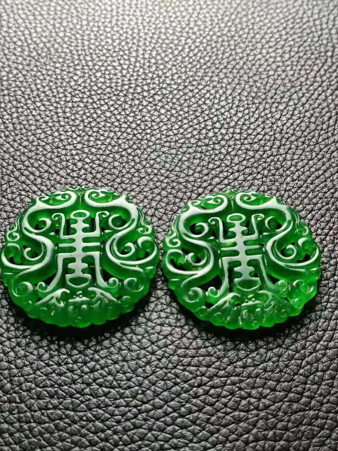 龙石种翡翠镂空“双龙寿”挂牌尺寸:直径5cm单重22g