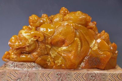 精品田黄石（尚均作）“招财纳福”摆件尺寸：高37cm宽55cm重74.7斤 精品田黄石（尚均作）“招财纳福”摆件尺寸：高37cm宽55cm重74.7斤