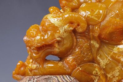 精品田黄石（尚均作）“招财纳福”摆件尺寸：高37cm宽55cm重74.7斤 精品田黄石（尚均作）“招财纳福”摆件尺寸：高37cm宽55cm重74.7斤