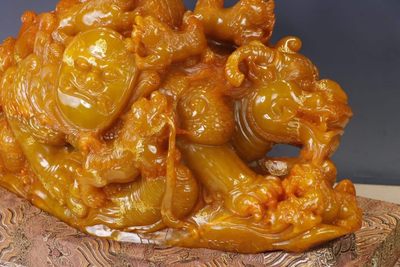 精品田黄石（尚均作）“招财纳福”摆件尺寸：高37cm宽55cm重74.7斤 精品田黄石（尚均作）“招财纳福”摆件尺寸：高37cm宽55cm重74.7斤