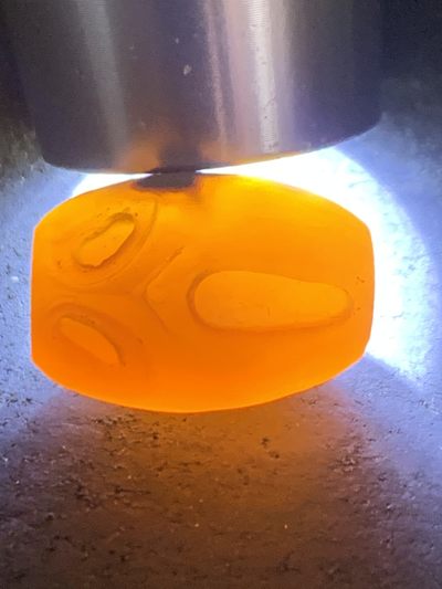 精美亚光原皮草花纹蒙料金沙鸡油黄战国红玛瑙手工俏色巧雕惊声尖叫死神来了桶珠一个！ 精美亚光原皮草花纹蒙料金沙鸡油黄战国红玛瑙手工俏色巧雕惊声尖叫死神来了桶珠一个！