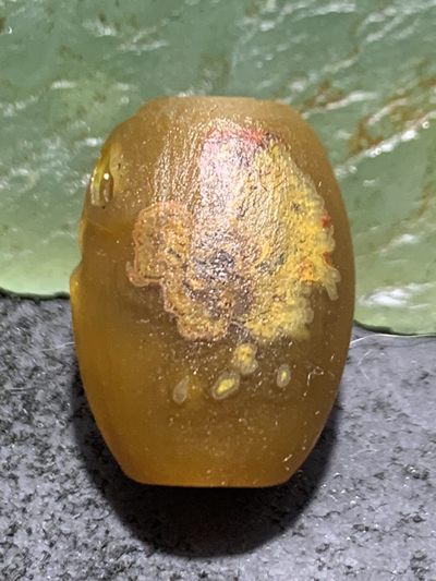 精美亚光原皮草花纹蒙料金沙鸡油黄战国红玛瑙手工俏色巧雕惊声尖叫死神来了桶珠一个！ 精美亚光原皮草花纹蒙料金沙鸡油黄战国红玛瑙手工俏色巧雕惊声尖叫死神来了桶珠一个！