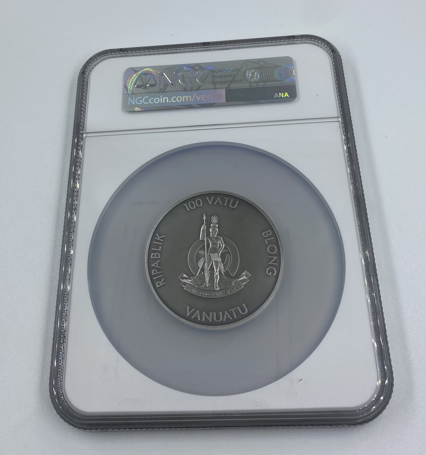 【金钰满堂钱币】拍卖第十五期 福利多多 大家多多捧场 瓦努阿图.2013年小浣熊镶天然黑钻石仿古银币.2盎司.NGC70分.带盒证