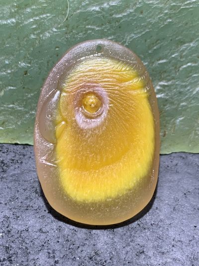精美亚光蒙料冻料鸡油黄飘金砂战国红玛瑙手工雕刻鹦鹉吊坠一个 - 精美亚光蒙料冻料鸡油黄飘金砂战国红玛瑙手工雕刻鹦鹉吊坠一个