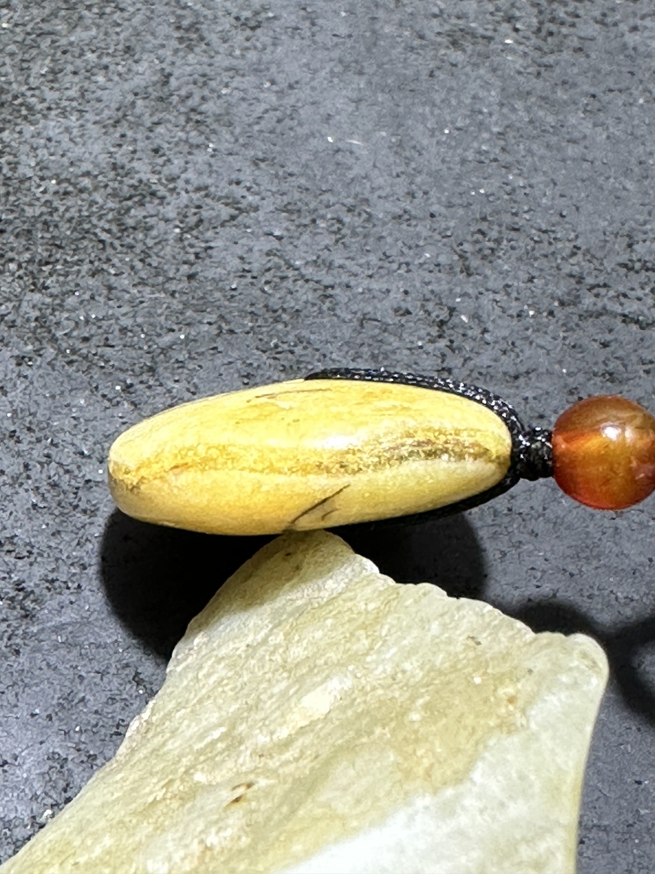 天然乌克兰原矿蜜蜡平安扣一个，