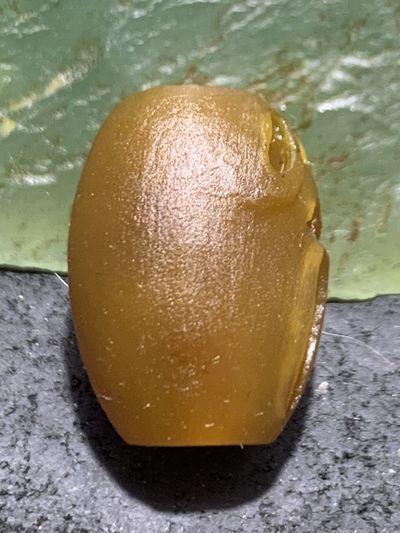 精美亚光原皮草花纹蒙料金沙鸡油黄战国红玛瑙手工俏色巧雕惊声尖叫死神来了桶珠一个！ 精美亚光原皮草花纹蒙料金沙鸡油黄战国红玛瑙手工俏色巧雕惊声尖叫死神来了桶珠一个！