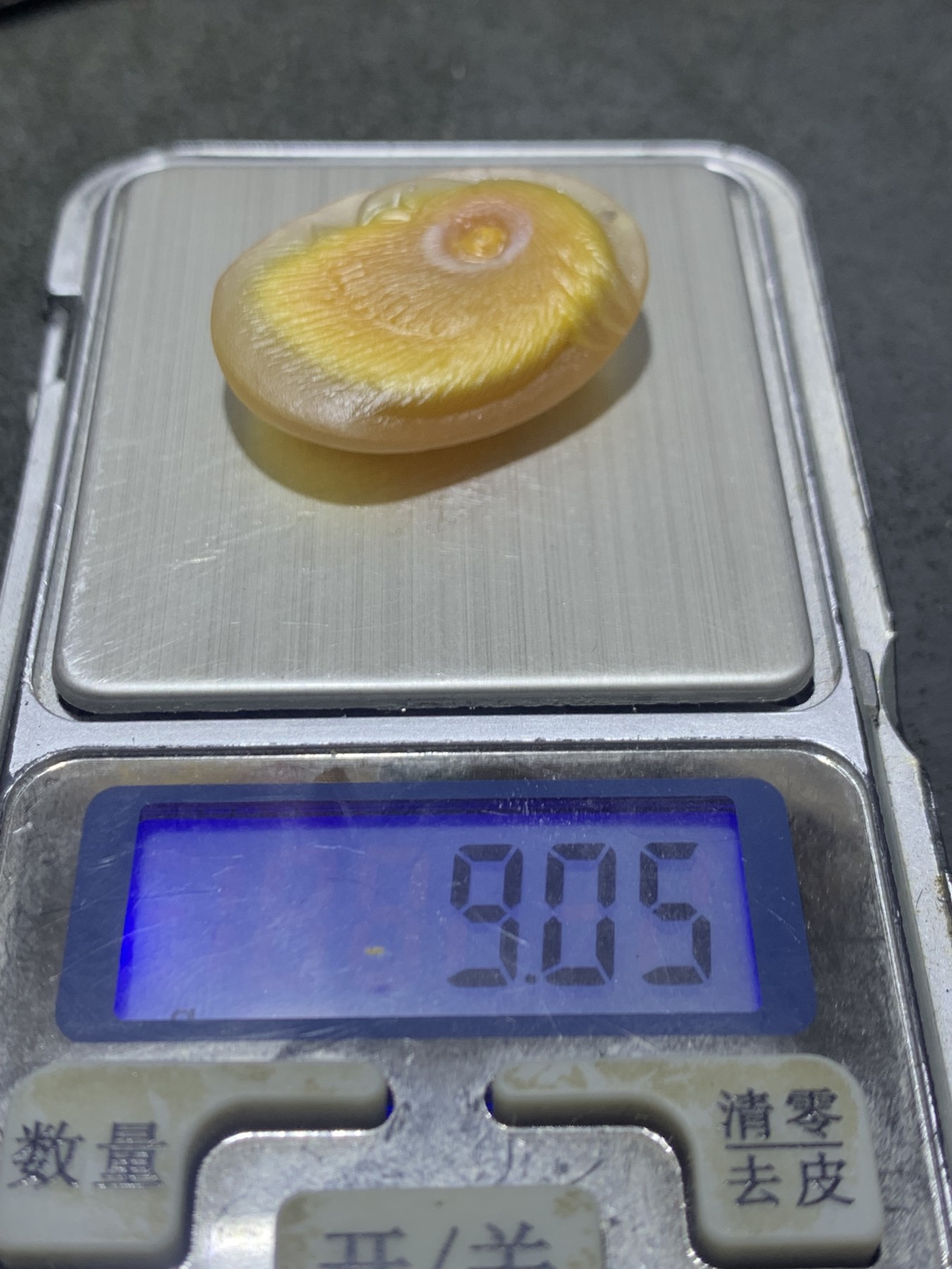 精美亚光蒙料冻料鸡油黄飘金砂战国红玛瑙手工雕刻鹦鹉吊坠一个