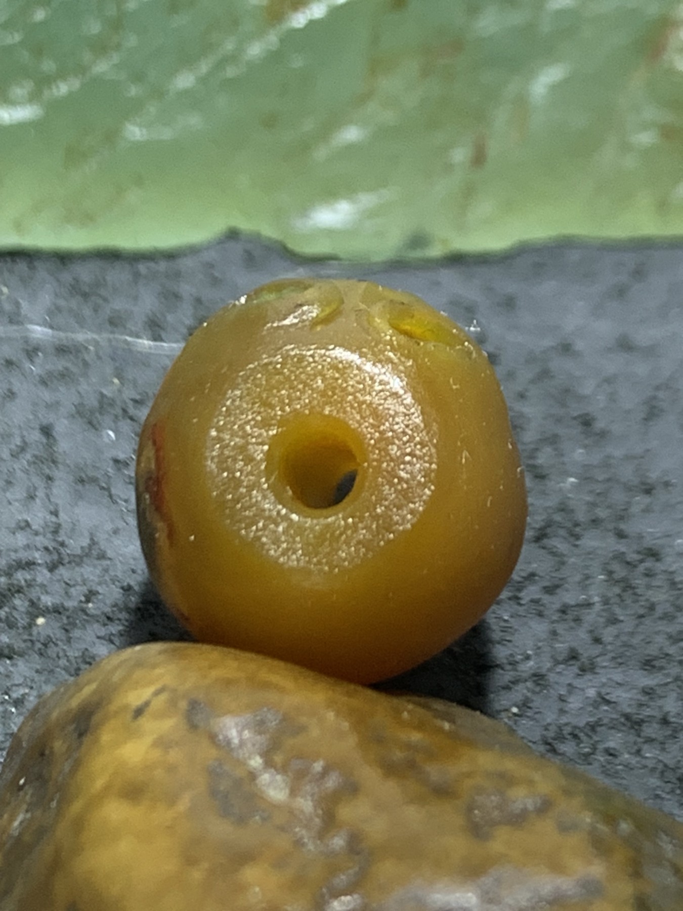 精美亚光原皮草花纹蒙料金沙鸡油黄战国红玛瑙手工俏色巧雕惊声尖叫死神来了桶珠一个！