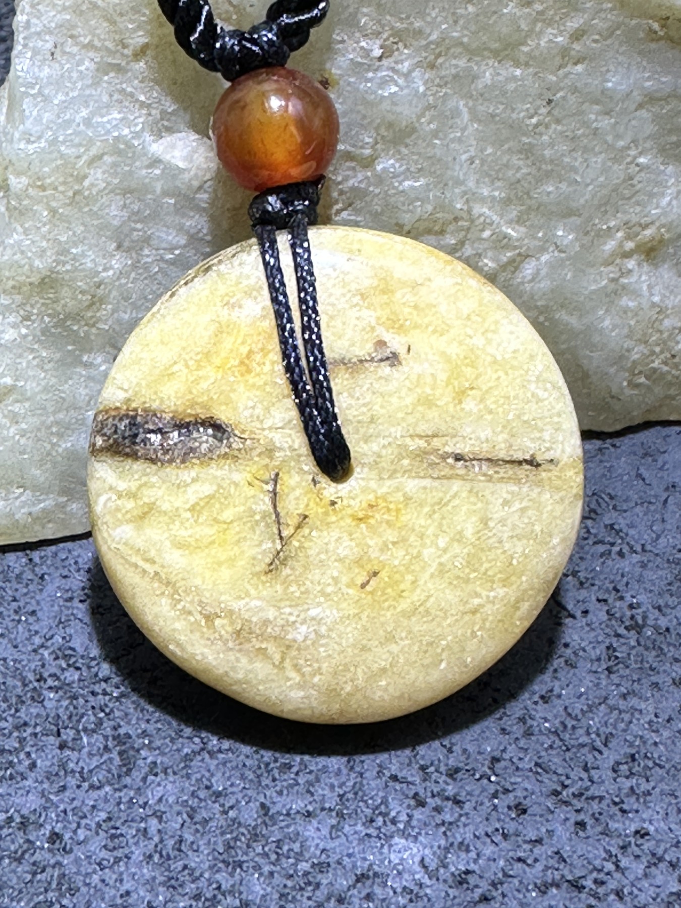 天然乌克兰原矿蜜蜡平安扣一个，