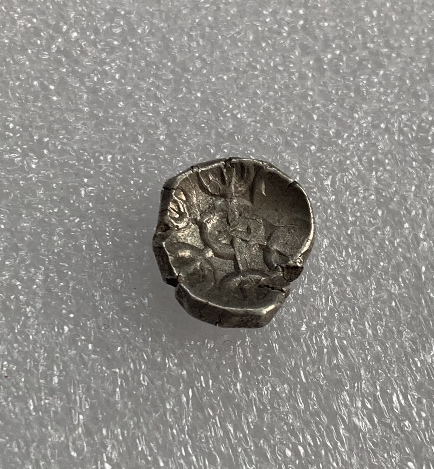 瓶子🏺第108期拍卖会  古印度前孔雀王朝公元前500-公元前400年犍陀罗地区银币 古代著名城市塔克西拉和普什卡拉瓦提发行 正面是六臂金刚杵 面值1/4萨特马纳银币