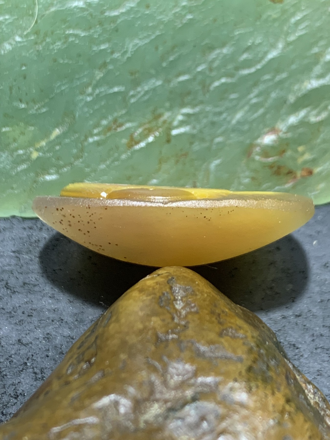 精美亚光蒙料冻料鸡油黄飘金砂战国红玛瑙手工雕刻鹦鹉吊坠一个