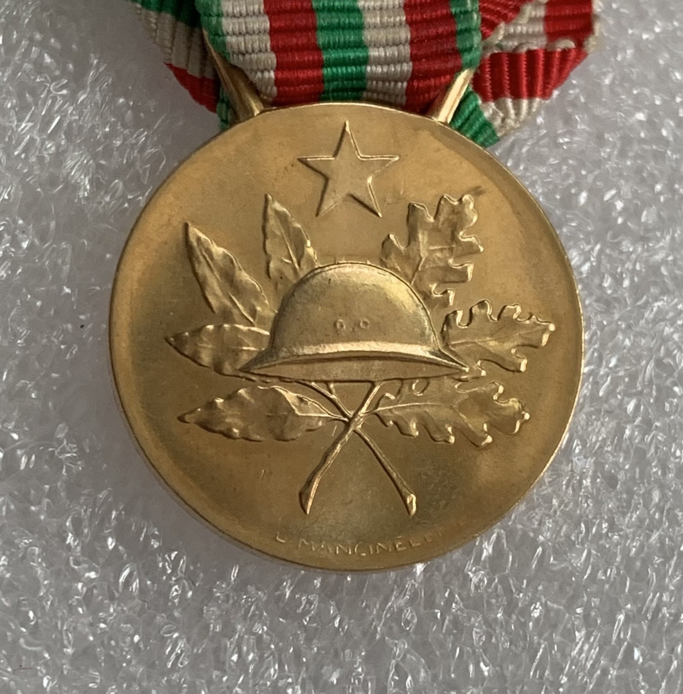 瓶子🏺第108期拍卖会  意大利1968年纪念一战18k金纪念章  4.9克金价1700元