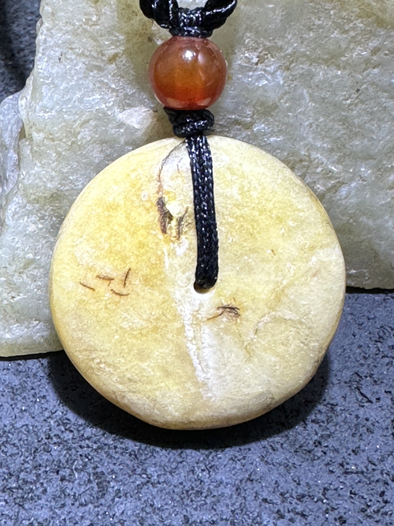天然乌克兰原矿蜜蜡平安扣一个，